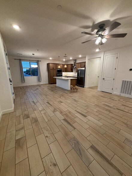 Building Photo - 2121 W Sonoran Desert Dr