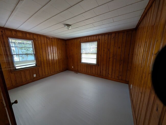 Building Photo - Cozy 2 Bedroom