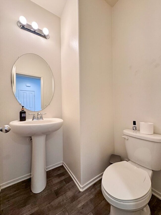 Building Photo - Beautiful 3 bedroom Town house available f...