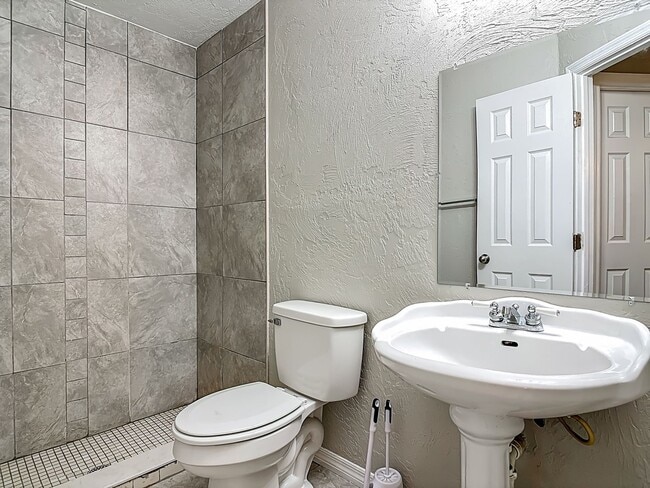 Building Photo - UPDATED 2 Bed, 2 Bath Home with Screened Lanai & Garage!