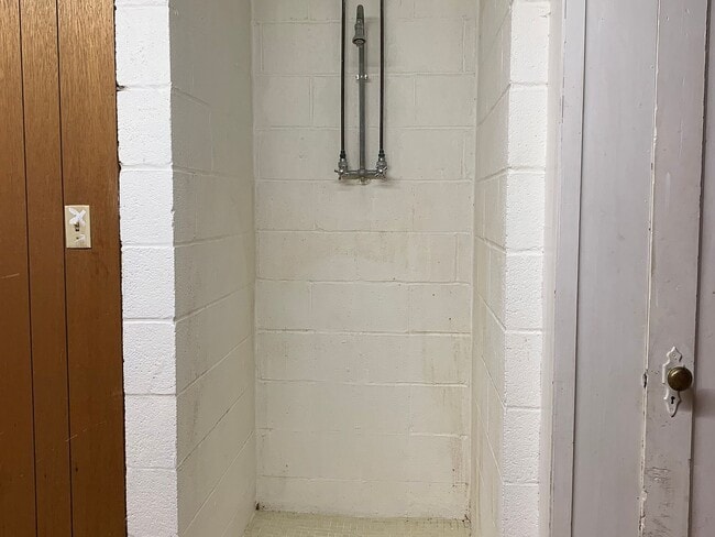 Building Photo - 525 Hilton Dr