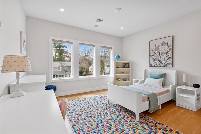 Building Photo - 5 Colonial Rd