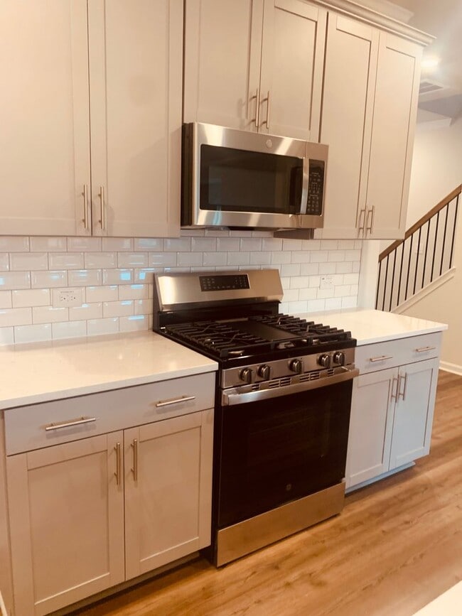 Building Photo - BRAND NEW TOWNHOME! 2 CAR GARAGE. SCREENED IN PORCH. MODERN KITCHEN. OPEN CONCEPT LIVING. BONUS ROOM