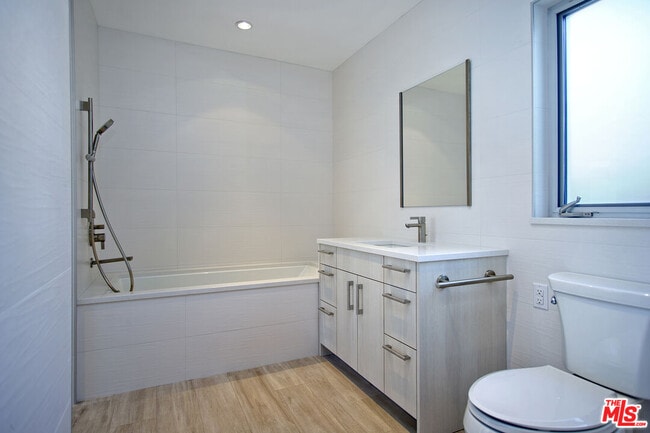 Building Photo - 806 6th Ave