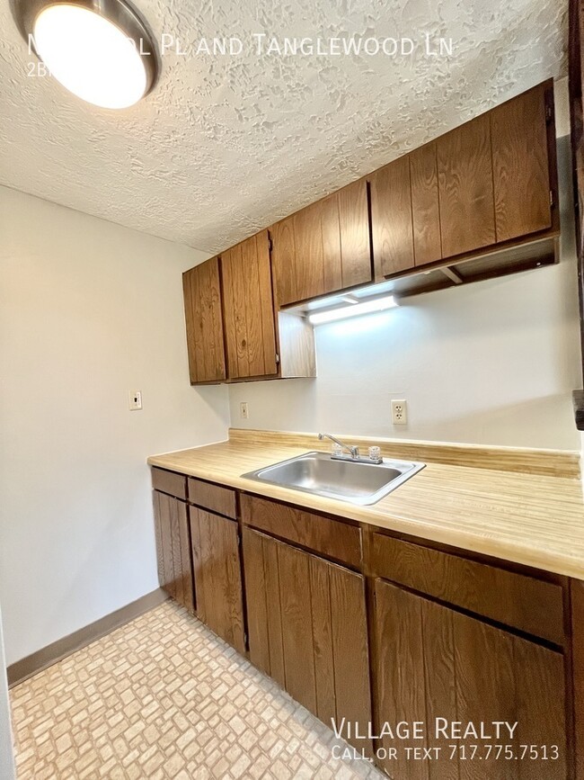 Building Photo - Top Floor! Roomy 2-Bed with A/C & Off-Stre...