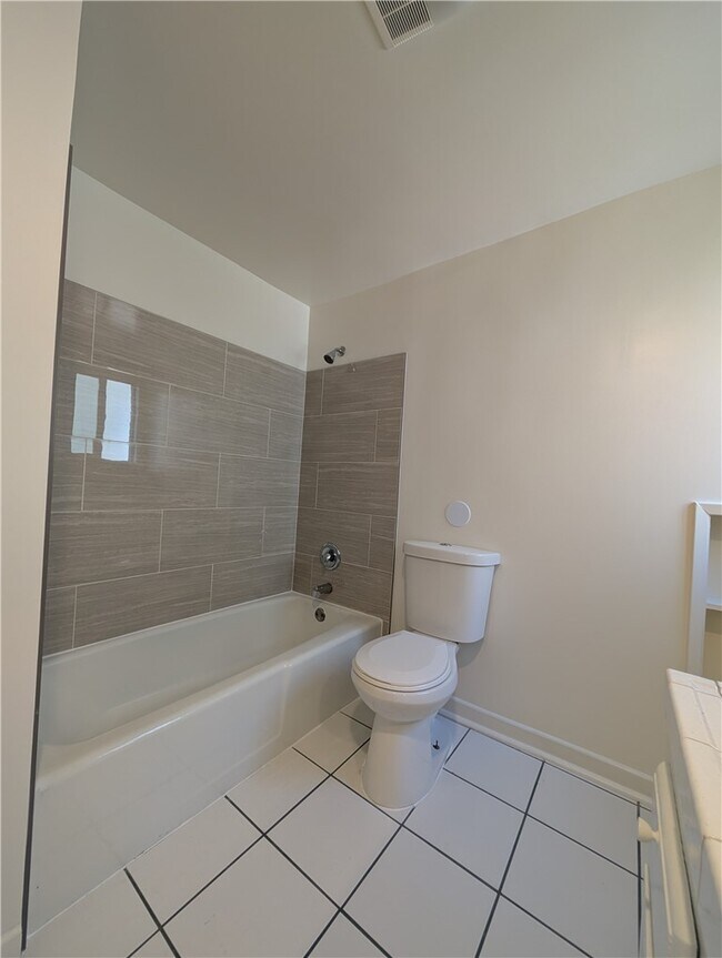 Building Photo - 665 W Altadena Dr