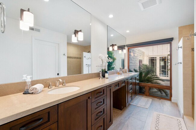 Building Photo - Luxury Golf Course Retreat in Indian Wells
