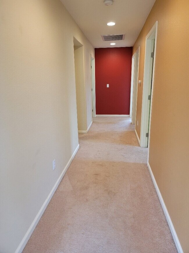 Building Photo - 3 Bedroom 3 bath house with a loft for rent in Folsom in the Parkway.  Solar & 240V Electric Car ...