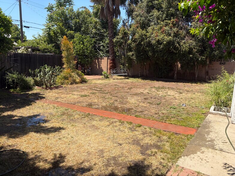 Building Photo - 2029 N Screenland Dr