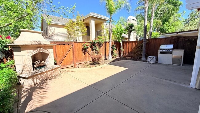 Building Photo - Gorgeous Two (2) Suites--- Executive Style 2BD/2.5BA + Loft, Two-Story TH at The Lake at Canyon L...