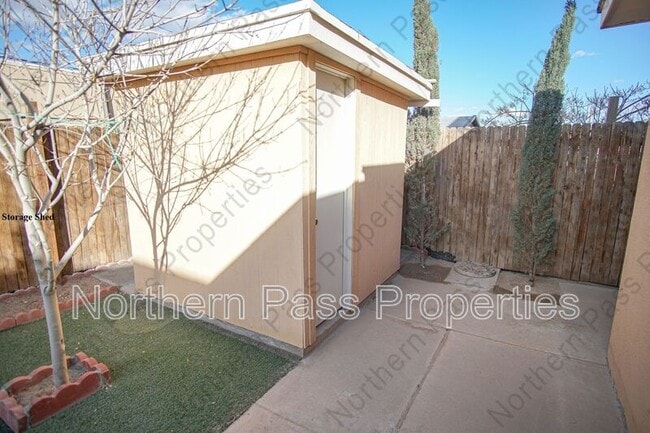 Building Photo - 1025 E Eighth