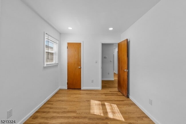 Building Photo - 520 Davis Ave