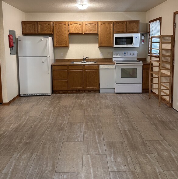 Kitchen, Great Room - 1008 Remington St