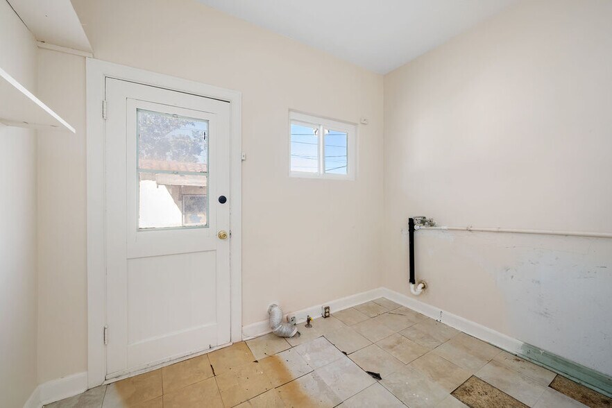 Laundry Room with washer/dryer Hookups - 59 Chorro St
