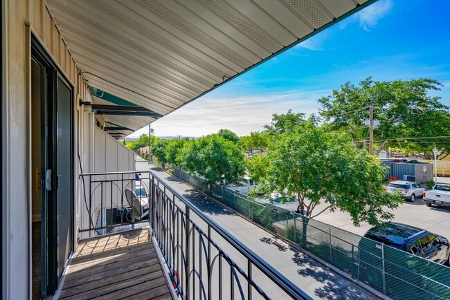 Building Photo - Fully Remodeled Townhome in the Heart of D...