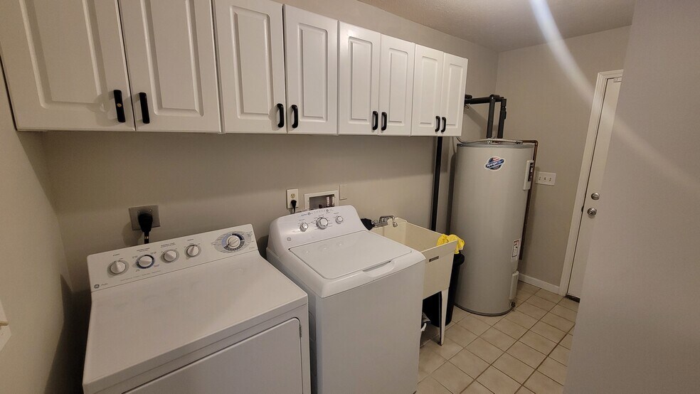 Building Photo - 615 Hilltop Ter