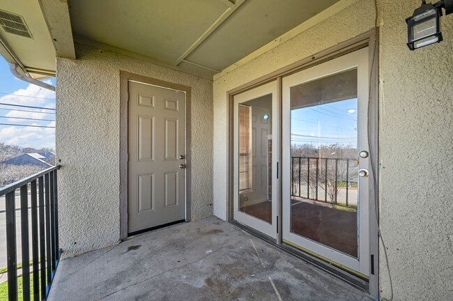 Building Photo - UPDATED 2 Bed, 2 Full Bath Condo in Carrol...