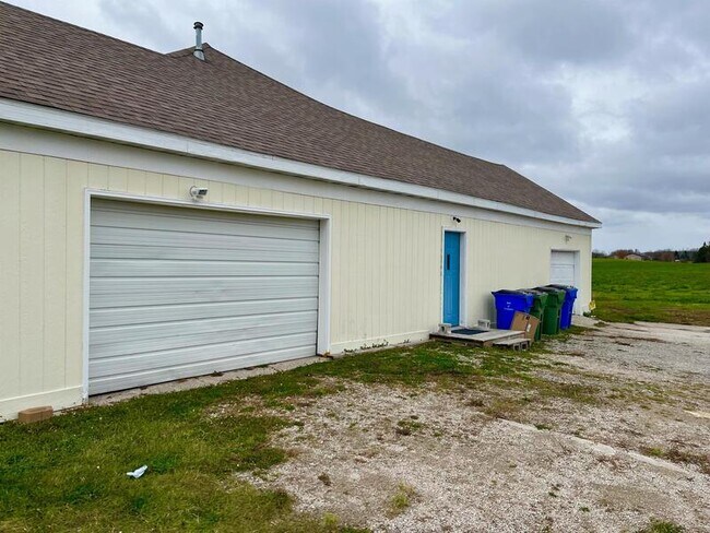 Building Photo - 2291 1/2 Day Street - Upper