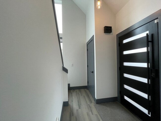 Building Photo - Charming 1Bed 1Bath Modern 2 Story Cottage with Fabulous Updates! Washer & Dryer Hook-ups!