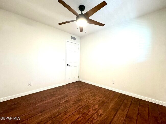 Building Photo - 10288 Lakeview Dr