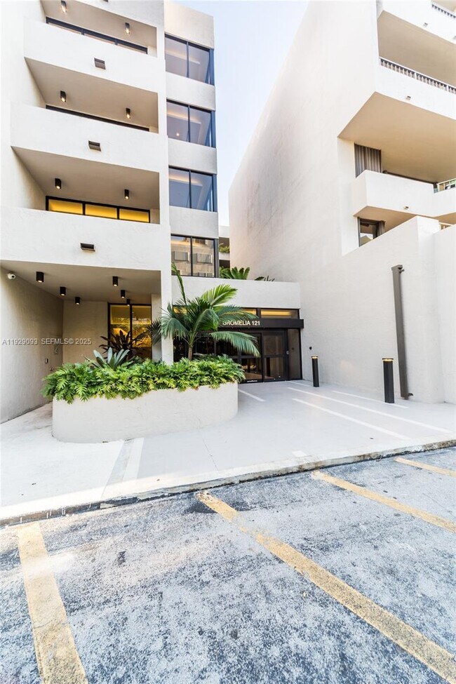 Primary Photo - 121 Crandon Blvd