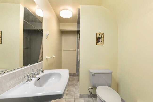 Building Photo - 1 Sutton Pl