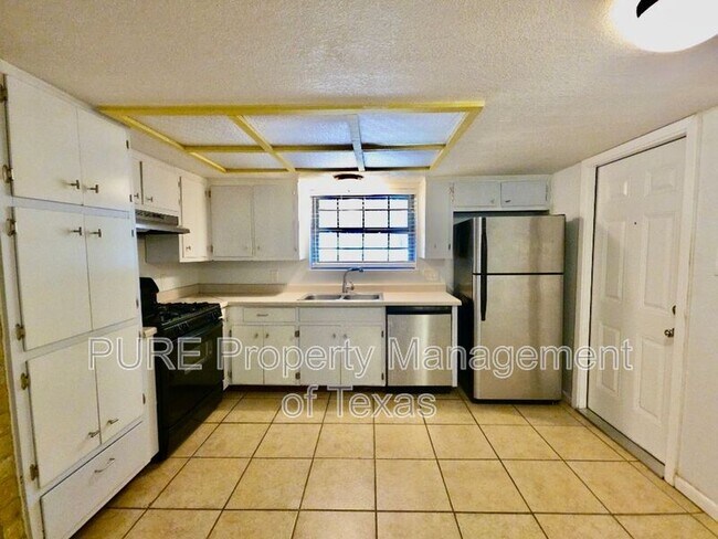 Building Photo - 3000 Lakeside Dr