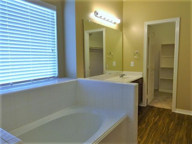 Building Photo - 2225 Highland Hills Dr