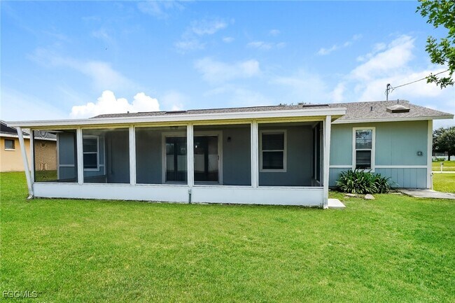 Building Photo - 3008 SW 6th Ave