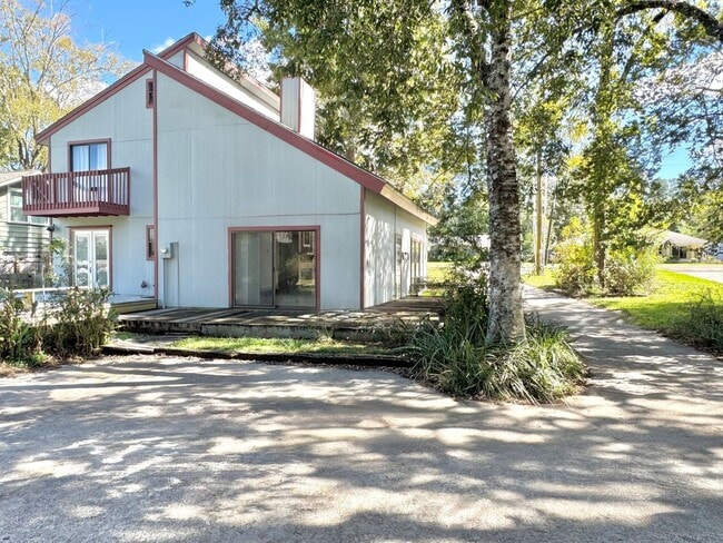 Building Photo - Spacious Baton Rouge Beauty on a Tree-Shad...