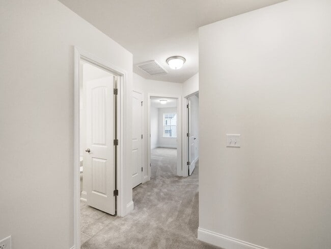 Building Photo - Beautiful 3 bedroom, 2.5 bath townhome in Shephard's Square!
