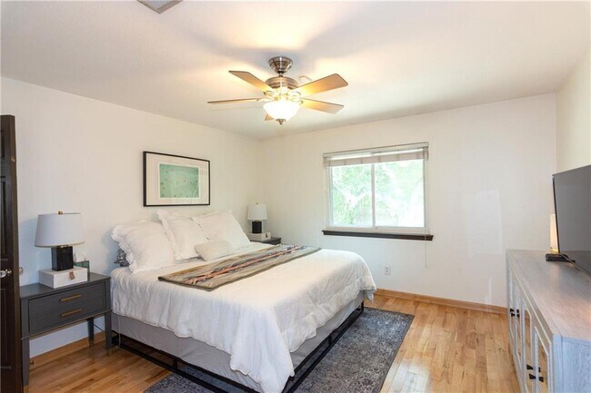 Building Photo - 4802 Summerset Trail