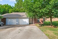 Building Photo - 3 Bedroom 2 Bath Duplex with Garage