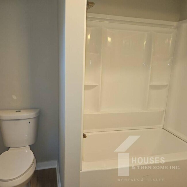 Building Photo - 511 Hampton Ave