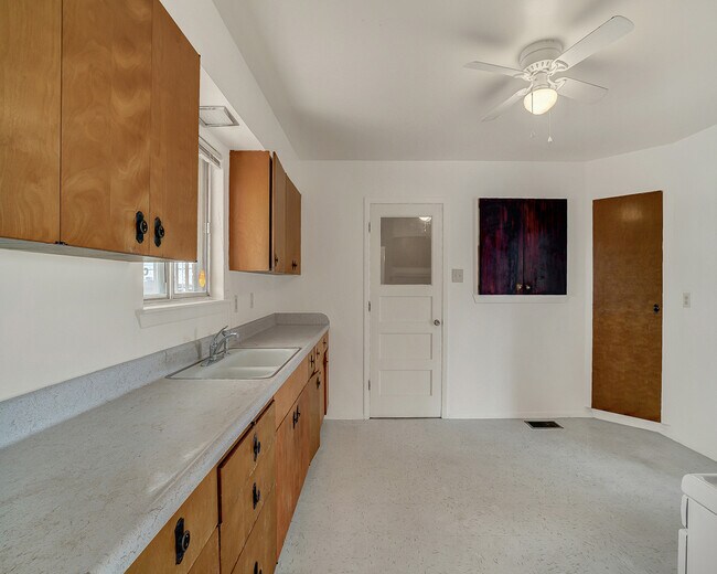 Building Photo - Westside 3 Bedroom 1.75 Bath