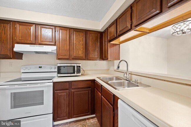 Building Photo - 26008 Brigadier Pl