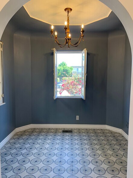 Breakfast nook with many windows - 8673 W Olympic Blvd