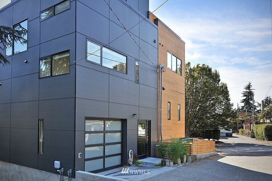 Building Photo - 7410 Sunnyside Ave N