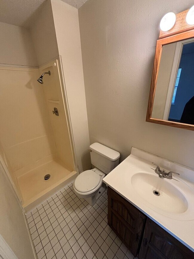 Building Photo - 3-Bedroom 2-Bathroom House in Fayetteville Near Fiesta Square!