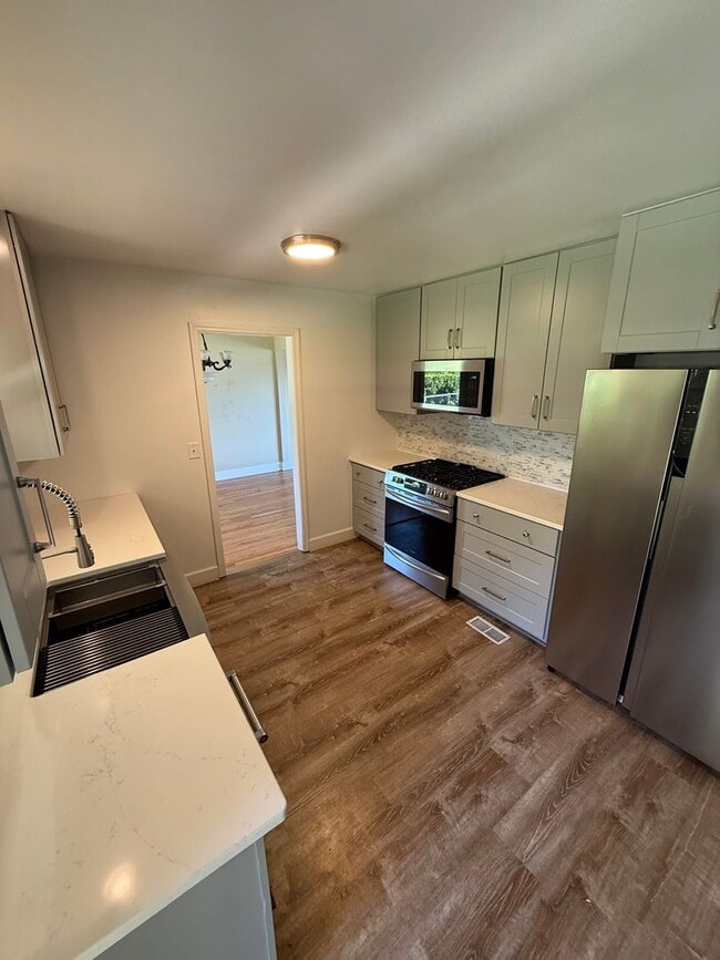 Building Photo - Entertainer’s Dream in NE Portland – Fully...