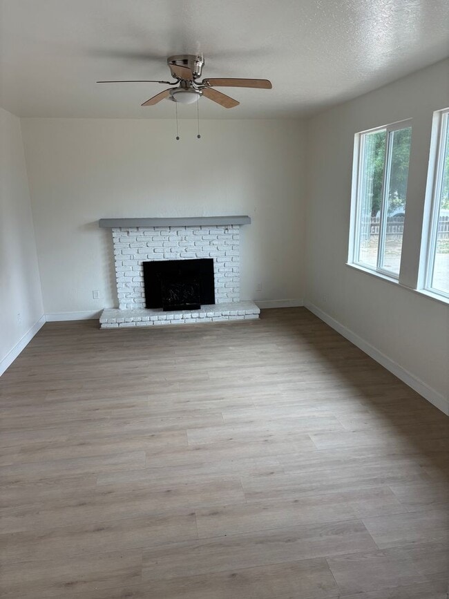 Building Photo - 17 Hollis Ln