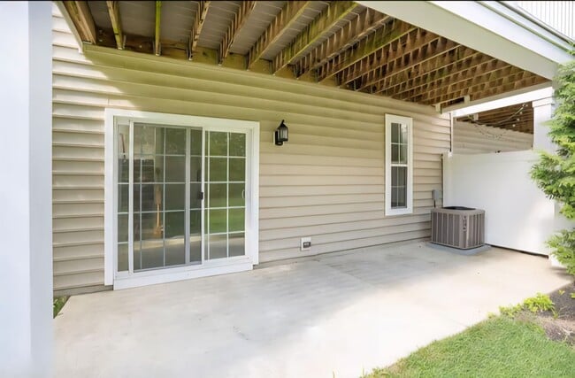 Building Photo - Spacious End-Unit Townhome for Rent in Mer...