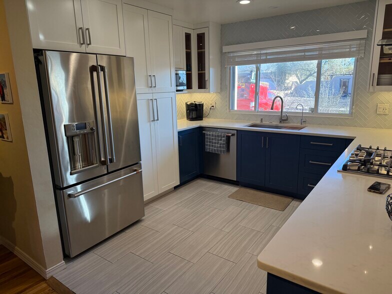 Building Photo - 1029 Cielo Azul St