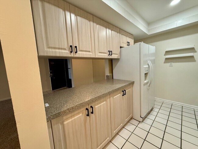 Building Photo - 775 N Village Dr