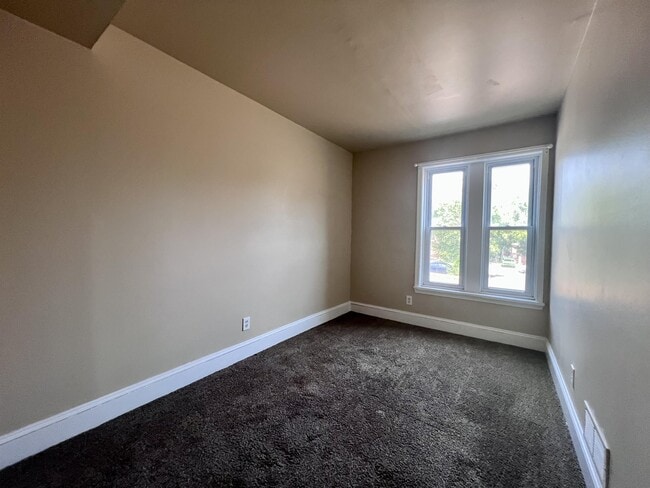 Building Photo - 1303 W 13th St