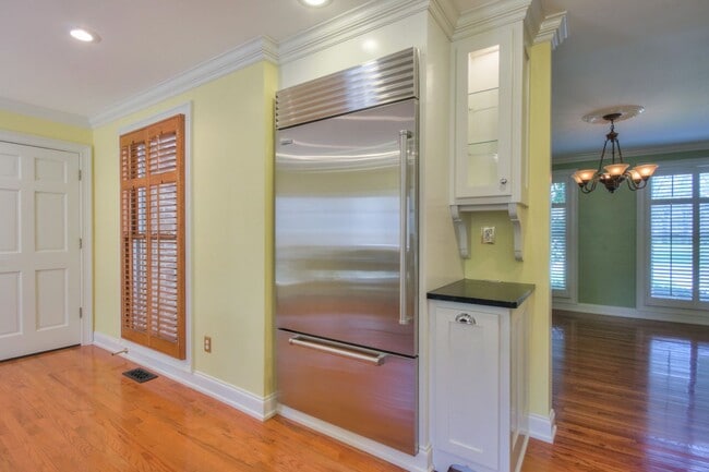 Building Photo - 4 BR 2/2 BA Large Fenced in Back Yard! Chef's Kitchen! Upstairs Bonus Room! 2 Car Garage