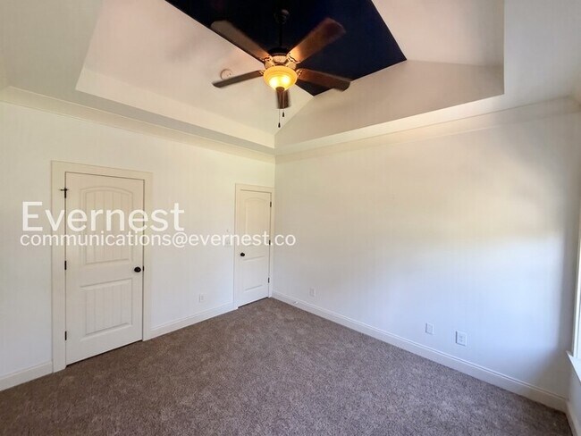 Building Photo - Comfort Meets Modern Convenience with Fireplace / 3 Beds & 2.5 Bath / Available Now