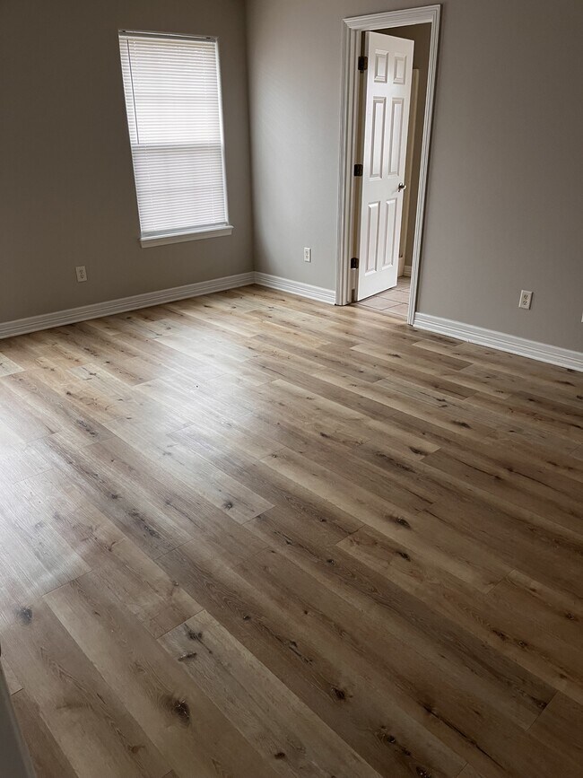 Building Photo - 952 Queen Annes Lace Dr