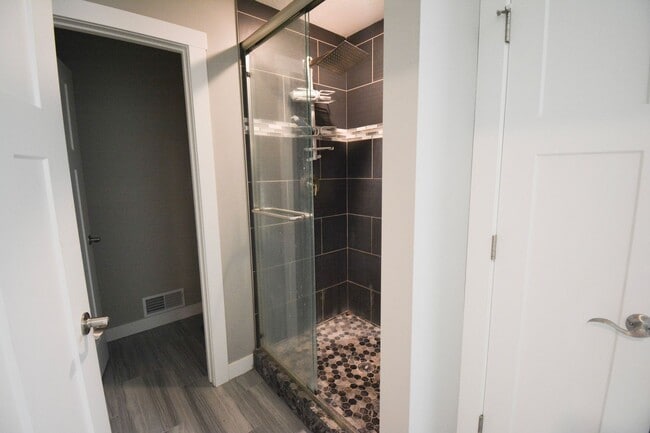 Building Photo - 5 Bed | 3 Bath | Luxury Living at Its Finest