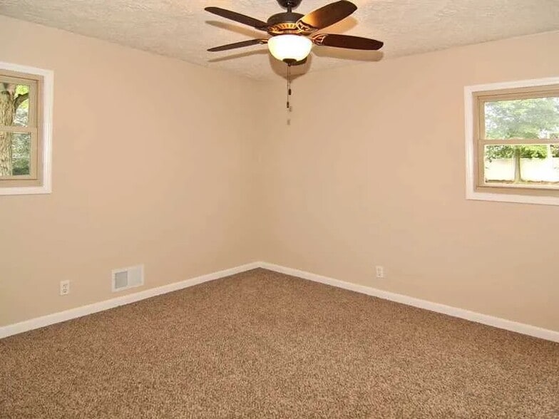Building Photo - 10118 Holaday Dr